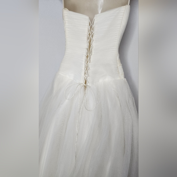 Elegant Ivory Lace/Zipper Multi Layered Wedding Dress - Picture 7 of 16